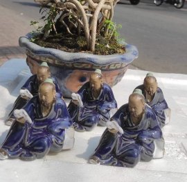 Tượng ông ngồi đọc sách