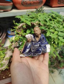 Tượng ông ngồi đọc sách