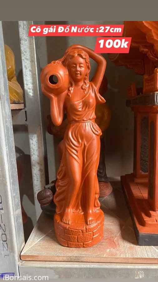 Cô gái đổ nước