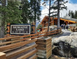 Hồ Moraine, công viên quốc gia Banff, Canada tháng 6 năm 2021