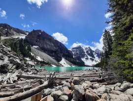 Hồ Moraine, công viên quốc gia Banff, Canada tháng 6 năm 2021