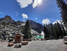 Hồ Moraine, công viên quốc gia Banff, Canada tháng 6 năm 2021