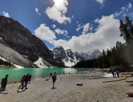 Hồ Moraine, công viên quốc gia Banff, Canada tháng 6 năm 2021