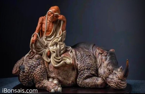 Trường My cởi tê giác