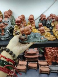 Tượng chú tiểu &amp; phật ký cây.
