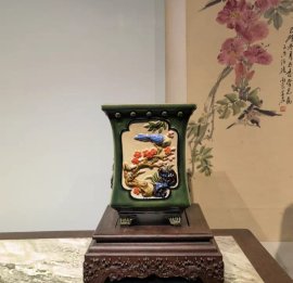 Một mẫu đắp nổi cực đẹp kết hợp màu men chuẩn ve chai