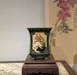 Một mẫu đắp nổi cực đẹp kết hợp màu men chuẩn ve chai