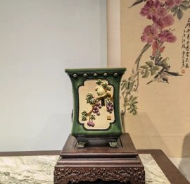 Một mẫu đắp nổi cực đẹp kết hợp màu men chuẩn ve chai